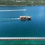 Anteo Uz Plazu Sa Privatnim Parkingom