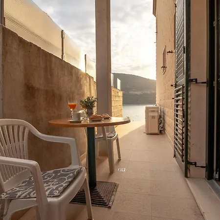 Anteo Uz Plazu Sa Privatnim Parkingom