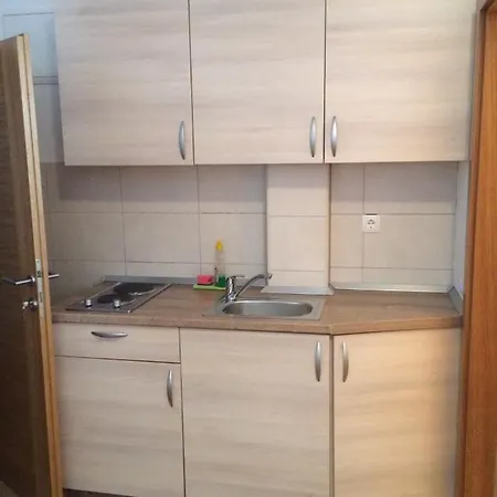 Anteo Uz Plazu Sa Privatnim Parkingom