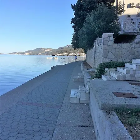 Anteo Uz Plazu Sa Privatnim Parkingom Appartamento Neum