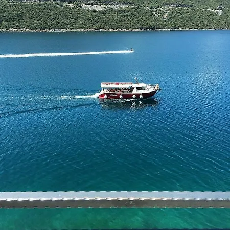 Anteo Uz Plazu Sa Privatnim Parkingom