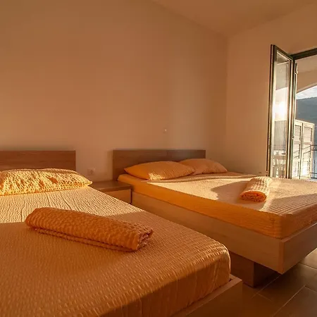 Anteo Uz Plazu Sa Privatnim Parkingom Neum