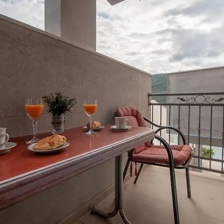 Anteo Uz Plazu Sa Privatnim Parkingom Neum