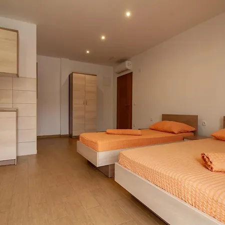 Anteo Uz Plazu Sa Privatnim Parkingom Neum