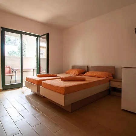 Anteo Uz Plazu Sa Privatnim Parkingom