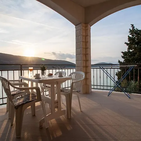 Anteo Uz Plazu Sa Privatnim Parkingom Appartamento Neum