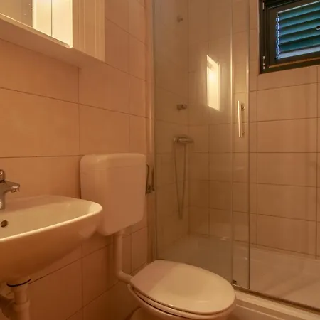 Anteo Uz Plazu Sa Privatnim Parkingom Appartamento Neum