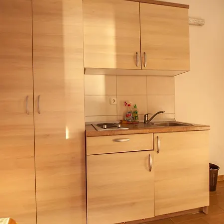 Anteo Uz Plazu Sa Privatnim Parkingom