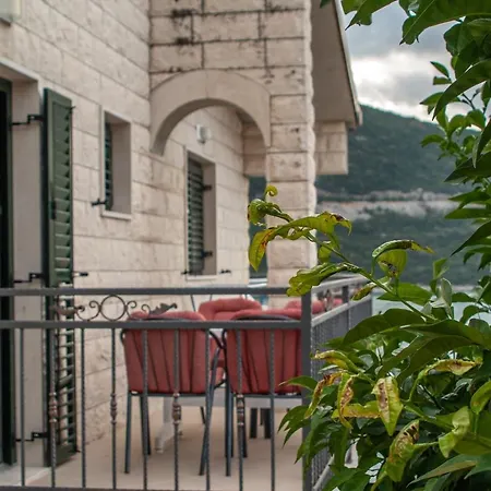 Anteo Uz Plazu Sa Privatnim Parkingom