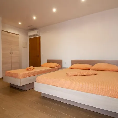 Anteo Uz Plazu Sa Privatnim Parkingom Appartamento *