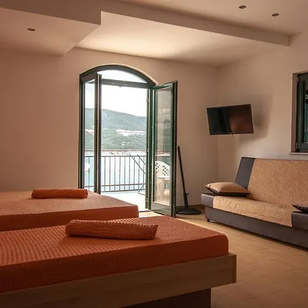 Anteo Uz Plazu Sa Privatnim Parkingom Neum