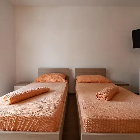 Anteo Uz Plazu Sa Privatnim Parkingom Neum