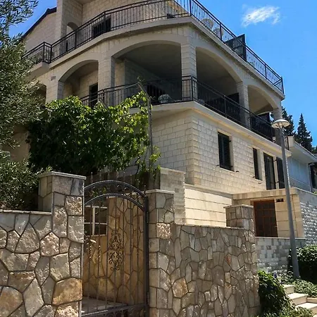 Anteo Uz Plazu Sa Privatnim Parkingom Appartamento Neum