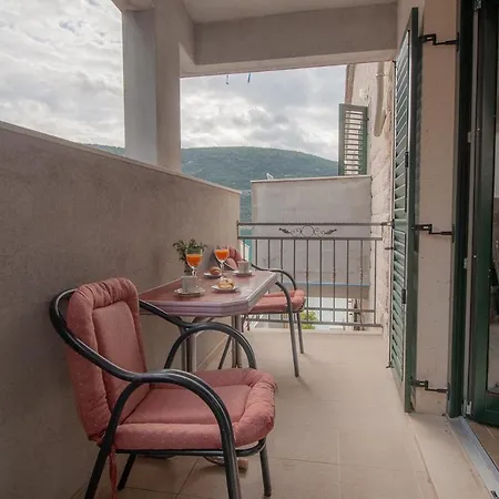 Anteo Uz Plazu Sa Privatnim Parkingom *