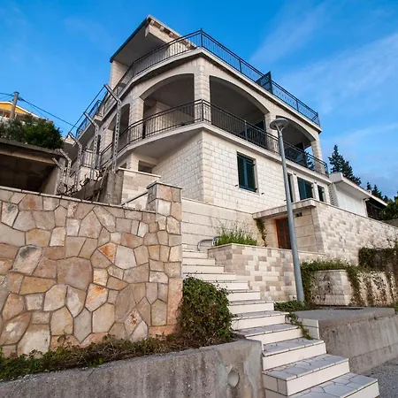 Anteo Uz Plazu Sa Privatnim Parkingom Appartamento Neum