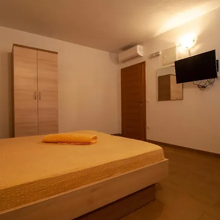 Anteo Uz Plazu Sa Privatnim Parkingom *