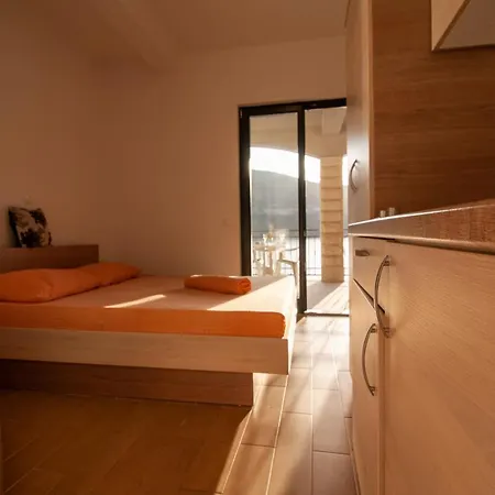 Anteo Uz Plazu Sa Privatnim Parkingom Neum