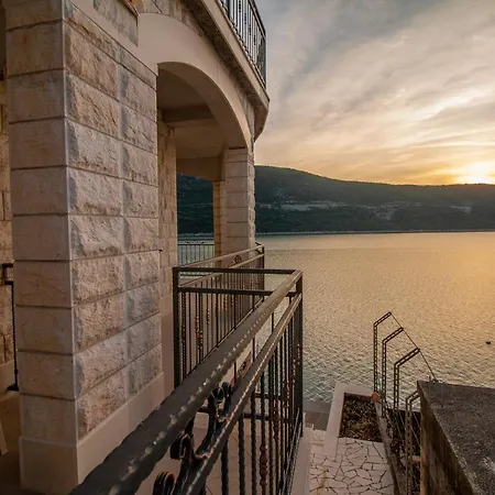 Anteo Uz Plazu Sa Privatnim Parkingom