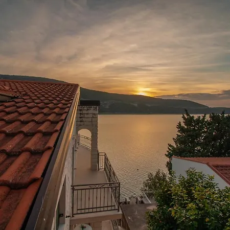 Anteo Uz Plazu Sa Privatnim Parkingom Appartamento *