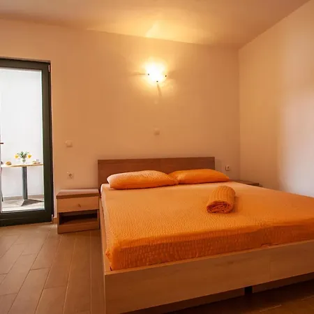 Anteo Uz Plazu Sa Privatnim Parkingom Neum