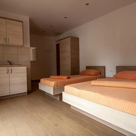 Anteo Uz Plazu Sa Privatnim Parkingom *