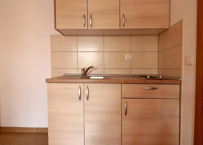 Anteo Uz Plazu Sa Privatnim Parkingom