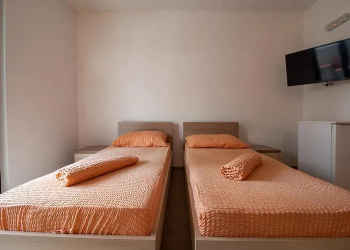 Anteo Uz Plazu Sa Privatnim Parkingom Neum