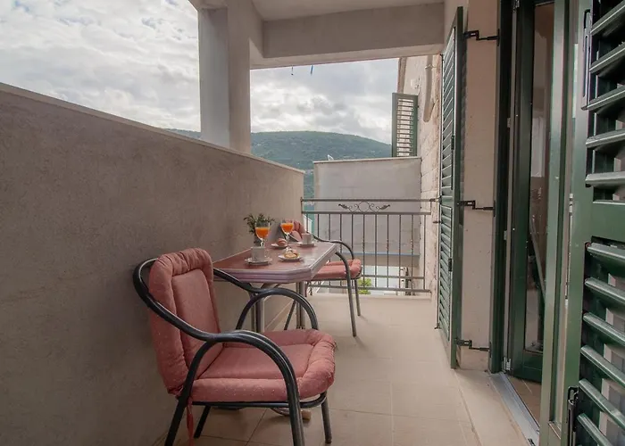 Anteo Uz Plazu Sa Privatnim Parkingom *